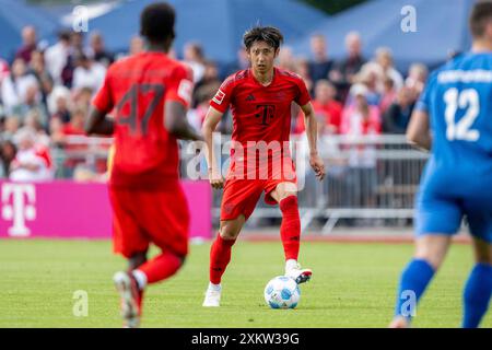 Rottach Egern, Germania. 24 luglio 2024. Calcio: Bundesliga, partite di prova, FC Rottach-Egern - FC Bayern. Hiroki Ito di Monaco corre con la palla ai suoi piedi. Credito: David Inderlied/dpa/Alamy Live News Foto Stock