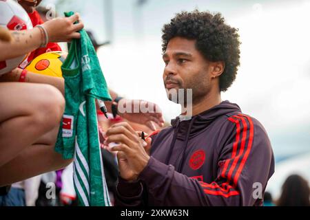 Rottach Egern, Germania. 24 luglio 2024. Calcio: Bundesliga, partite di prova, FC Rottach-Egern - FC Bayern. Serge Gnabry di Monaco firma autografi. Credito: David Inderlied/dpa/Alamy Live News Foto Stock