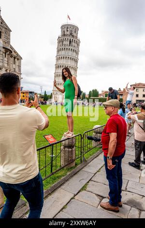 I visitatori posano per le fotografie alla Torre Pendente di Pisa, il campo dei Miracoli, Pisa, Toscana, Italia. Foto Stock
