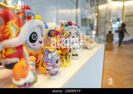 Parigi, Francia. 24 luglio 2024. Questa foto scattata il 24 luglio 2024 mostra varie edizioni di Bing Dwen Dwen, le mascotte per i Giochi Olimpici invernali di Pechino 2022, alla China House di Parigi, in Francia. La Casa della Cina per i Giochi Olimpici di Parigi 2024 è stata inaugurata mercoledì presso l'Hotel Salomon de Rothschild a Parigi. Crediti: Ju Huanzong/Xinhua/Alamy Live News Foto Stock