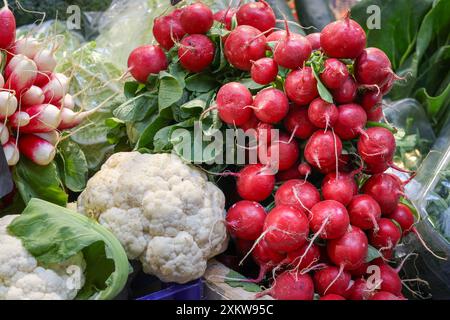 Verdure impilate per la vendita su un mercato Foto Stock