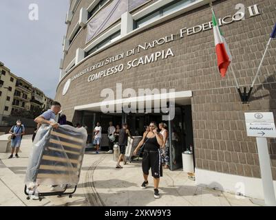 Federico II Università di Scampia dove circa 150 dei 800 sfollati della Vela Celeste di Scampia di Secondigliano si accamparono dove cadde un balcone causando la morte di tre persone. Diversi rifornimenti di cibo, carta igienica, acqua, latte e altri beni di prima necessità stanno arrivando qui come regali. Foto Stock