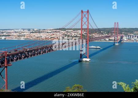 Vista del ponte 25 de Abril in direzione sud-nord, Almada Lisboa dall'atrio del Cristo Rei. Almada-Portogallo Foto Stock