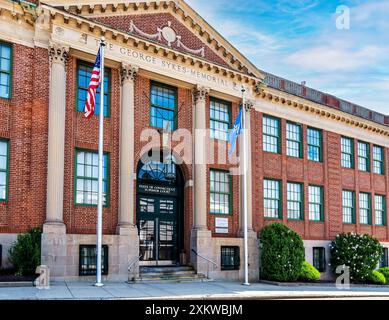 Il Superior Court Building, Rockville Connecticut, presenta un design architettonico classico con alte colonne e una facciata in mattoni rossi. Foto Stock