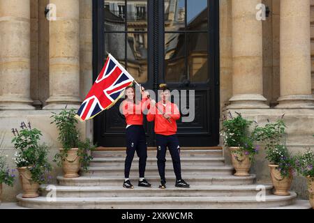 Helen Glover e Tom Daley della Gran Bretagna durante l'annuncio del Team GB Flagbearer all'ambasciata britannica a Parigi. I due porteranno la Union Flag a nome del team durante la processione della flottiglia di questo venerdì lungo la Senna, dopo essere stati invitati a farlo dallo Chef de Mission Mark England del Team GB al ricevimento del team presso l'ambasciata britannica di questa sera. Data foto: Mercoledì 24 luglio 2024. Foto Stock