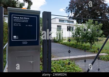 Haus am Horn, la prima casa modello Bauhaus, progettata da Georg Muche. Recinzione con cartello di accesso e informazioni Foto Stock