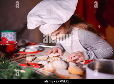 A una ragazza piacciono i biscotti di Natale. Buon Natale e buone vacanze. Foto Stock