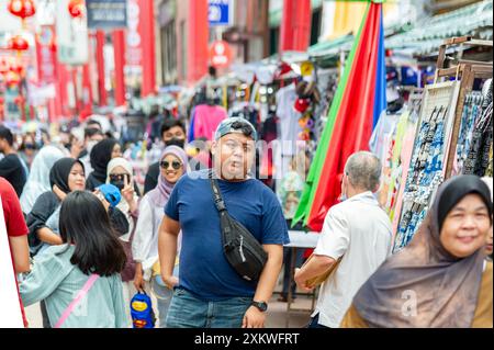 22 febbraio 2023 - Kuala Lumpur Malesia-Petaling Street è una delle strade più popolate del sud con i molti tipi di cros Foto Stock