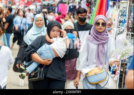 22 febbraio 2023 - Kuala Lumpur Malesia-Petaling Street è una delle strade più popolate del sud con i molti tipi di cros Foto Stock