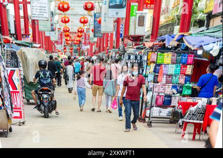 22 febbraio 2023 - Kuala Lumpur Malesia-Petaling Street è una delle strade più popolate del sud con i molti tipi di cros Foto Stock