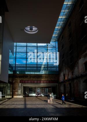 Central St Martins Foyer. UAL (University of the Arts London) Central St Martins Campus a Granary Square vicino a King's Cross, nel centro di Londra Regno Unito Foto Stock