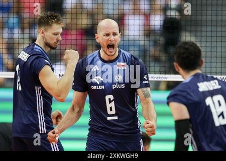 Jakub Kochanowski della Polonia (L), Bartosz Kurek della Polonia (C) e Marcin Janusz della Polonia (R) festeggiano dopo aver vinto un punto durante la partita di pallavolo Hubert Wagner Memorial 2024 tra Polonia e Germania alla Tauron Arena. Punteggio finale; Polonia 3:2 (20:25, 22:25, 25:19, 25:21, 15:12) Germania. Foto Stock