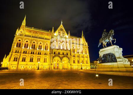 Piazza Lajos Kossuth con vista sul Parlamento con luci e statua equestre di Gyula Andrassy, Budapest, Ungheria Foto Stock