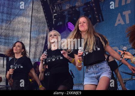 Bristol Bass Choir in esibizione al Bristol Harbor Festival. Lloyds Amphitheater. Bristol Regno Unito. 21 luglio 2024. Foto Stock