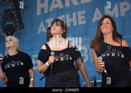 Bristol Bass Choir in esibizione al Bristol Harbor Festival. Lloyds Amphitheater. Bristol Regno Unito. 21 luglio 2024. Foto Stock