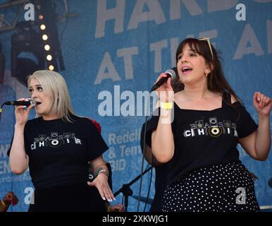 Bristol Bass Choir in esibizione al Bristol Harbor Festival. Lloyds Amphitheater. Bristol Regno Unito. 21 luglio 2024. Foto Stock