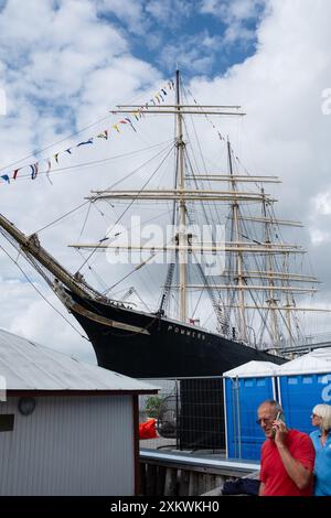 MARIEHAMN, Åland, FINLANDIA - 24 LUGLIO 2024: La nave museo Pommern occupa il posto d'onore. Primo giorno della terza Åland tappa della gara delle navi alte 2024 nel porto principale, Mariehamn, Åland, Finlandia. Foto: Rob Watkins/Alamy Live News. INFO: La Tall Ships Race è un evento velico annuale che comprende navi d'alto livello storiche e moderne. Promuove l'amicizia internazionale e la formazione dei giovani, attirando partecipanti e spettatori in tutto il mondo per celebrare il patrimonio marittimo e l'arte della vela tradizionale. Foto Stock