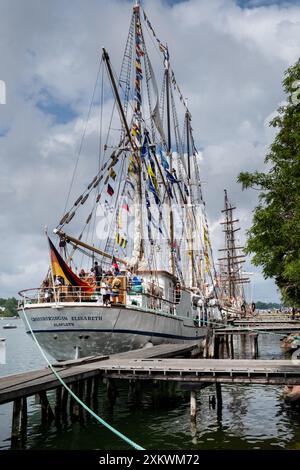 MARIEHAMN, Åland, FINLANDIA - 24 LUGLIO 2024: I visitatori passeggiano tra Grossherzogin Elisabeth e le altre 57 navi alte e ammirano il panorama, molte delle quali sono aperte alla visita. Primo giorno della terza Åland tappa della gara delle navi alte 2024 nel porto principale, Mariehamn, Åland, Finlandia. Foto: Rob Watkins/Alamy Live News. INFO: La Tall Ships Race è un evento velico annuale che comprende navi d'alto livello storiche e moderne. Promuove l'amicizia internazionale e la formazione dei giovani, attirando partecipanti e spettatori in tutto il mondo per celebrare il patrimonio marittimo e l'arte della vela tradizionale. Foto Stock