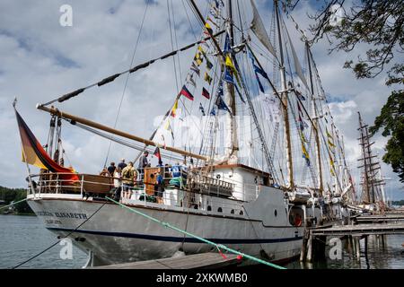 MARIEHAMN, Åland, FINLANDIA - 24 LUGLIO 2024: I visitatori passeggiano tra Grossherzogin Elisabeth e le altre 57 navi alte e ammirano il panorama, molte delle quali sono aperte alla visita. Primo giorno della terza Åland tappa della gara delle navi alte 2024 nel porto principale, Mariehamn, Åland, Finlandia. Foto: Rob Watkins/Alamy Live News. INFO: La Tall Ships Race è un evento velico annuale che comprende navi d'alto livello storiche e moderne. Promuove l'amicizia internazionale e la formazione dei giovani, attirando partecipanti e spettatori in tutto il mondo per celebrare il patrimonio marittimo e l'arte della vela tradizionale. Foto Stock