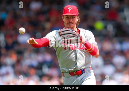 Minneapolis, Minnesota, Stati Uniti. 24 luglio 2024. BRYSON STOTT (5), seconda base dei Philadelphia Phillies, lanciò la palla alla alla prima base durante una partita della MLB tra i Minnesota Twins e i Philadelphia Phillies al Target Field. I Twins vinsero 5-4. (Immagine di credito: © Steven Garcia/ZUMA Press Wire) SOLO PER USO EDITORIALE! Non per USO commerciale! Foto Stock
