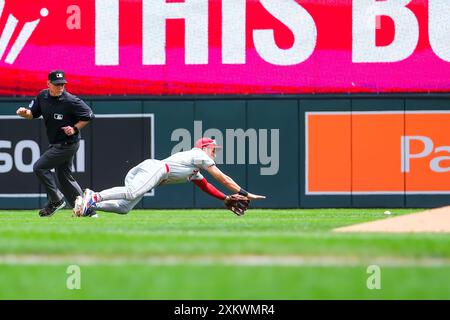 Minneapolis, Minnesota, Stati Uniti. 24 luglio 2024. BRYSON STOTT (5), seconda base dei Philadelphia Phillies, tenta di mettere in campo il pallone durante una partita della MLB tra i Minnesota Twins e i Philadelphia Phillies al Target Field. I Twins vinsero 5-4. (Immagine di credito: © Steven Garcia/ZUMA Press Wire) SOLO PER USO EDITORIALE! Non per USO commerciale! Foto Stock