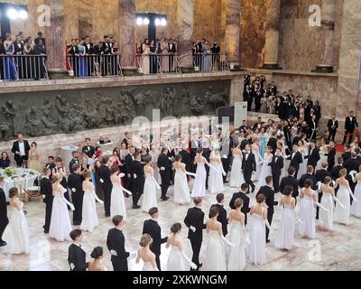 Il primo ballo di debutto a San Pietroburgo ha avuto luogo nel museo etnografico russo, San Pietroburgo, Russia Foto Stock