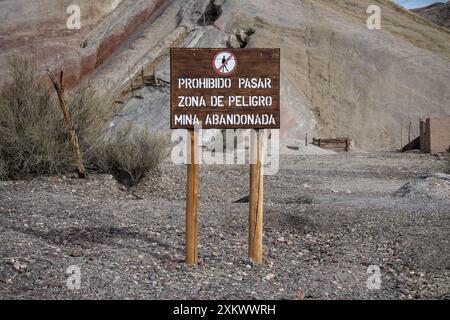 Cartello che dice: Non entrare, zona di pericolo, miniera abbandonata. Foto Stock