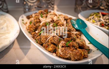 Fegato stufato con erbe e cipolle. Foto Stock