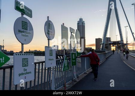 Pannelli informativi con codice QR, su vari argomenti, informazioni turistiche, presso il ponte Erasmus, sul Nieuwe Maas, Kop van Zuid, Rotterdam, Netherlan Foto Stock