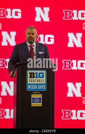 Il capo-allenatore dei Nebraska Cornhuskers Matt Rhule parla sul podio durante i Big Ten Media Days 2024 al Lucas Oil Stadium di Indianapolis, Indiana, il 24 luglio 2024. (Adesivo massimo) Foto Stock