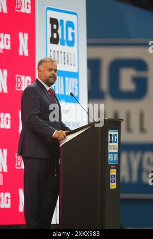 Il capo-allenatore dei Nebraska Cornhuskers Matt Rhule parla sul podio durante i Big Ten Media Days 2024 al Lucas Oil Stadium di Indianapolis, Indiana, il 24 luglio 2024. (Adesivo massimo) Foto Stock