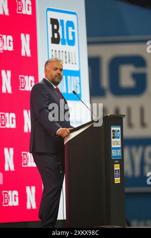 Il capo-allenatore dei Nebraska Cornhuskers Matt Rhule parla sul podio durante i Big Ten Media Days 2024 al Lucas Oil Stadium di Indianapolis, Indiana, il 24 luglio 2024. (Adesivo massimo) Foto Stock