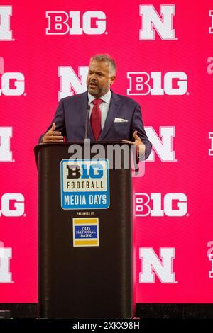 Il capo-allenatore dei Nebraska Cornhuskers Matt Rhule parla sul podio durante i Big Ten Media Days 2024 al Lucas Oil Stadium di Indianapolis, Indiana, il 24 luglio 2024. (Adesivo massimo) Foto Stock