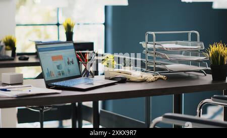 Documenti sullo schermo del notebook in ufficio contenenti informazioni finanziarie aziendali rendiconti di reddito. I file delle fatture aziendali vengono visualizzati sul monitor del notebook nell'area di lavoro contabilità Foto Stock
