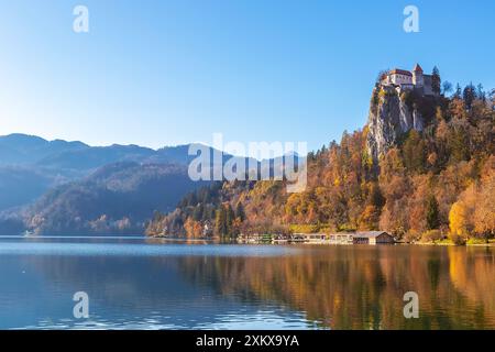 Castello di Bled sulla roccia in autunno, nel cielo azzurro del giorno soleggiato, foto di viaggio dalla Slovenia Foto Stock