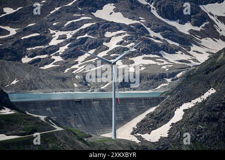 Turbine eoliche per l'energia eolica tra nuvole nel parco eolico più alto d'Europa sul passo della Nufenen nelle Alpi svizzere, Ulrichen, Vallese, Svizzera, E. Foto Stock