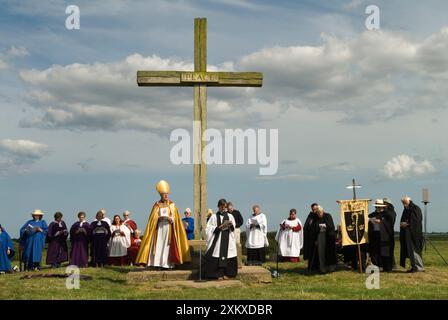 Il vescovo di Norwich il reverendo Graham James conduce un servizio interconfessionale presso le rovine dell'abbazia di St Benets. Ludham, Norfolk, Inghilterra. La prima domenica di agosto ogni anno. 2014 2010 UK HOMER SYKES Foto Stock