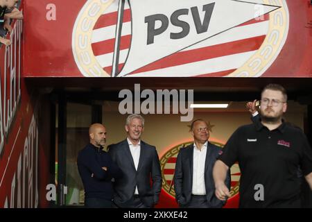 EINDHOVEN - (l-r) allenatore del PSV Eindhoven Peter Bosz, General manager del PSV Marcel Brands, direttore tecnico del PSV Eindhoven Earnest Stewart durante l'amichevole tra PSV Eindhoven e FC Eindhoven allo stadio Phillips il 24 luglio 2024 a Eindhoven, Paesi Bassi. ANP | Hollandse Hoogte | BART STOUTJESDIJK Foto Stock