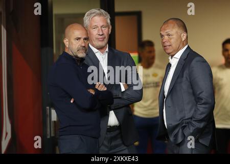 EINDHOVEN - (l-r) allenatore del PSV Eindhoven Peter Bosz, General manager del PSV Marcel Brands, direttore tecnico del PSV Eindhoven Earnest Stewart durante l'amichevole tra PSV Eindhoven e FC Eindhoven allo stadio Phillips il 24 luglio 2024 a Eindhoven, Paesi Bassi. ANP | Hollandse Hoogte | BART STOUTJESDIJK Foto Stock