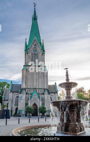 Vista della cattedrale di Kristiansand, Norvegia. La chiesa grigia in mattoni fu costruita in un disegno neogotico crociforme nel 1885 Foto Stock