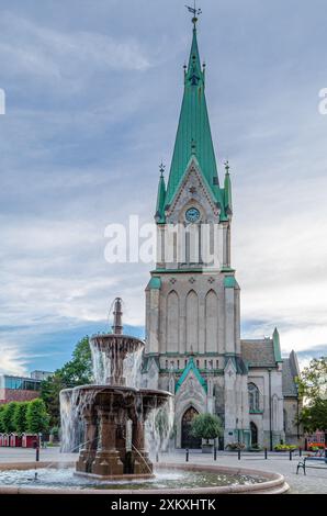 Vista della cattedrale di Kristiansand, Norvegia. La chiesa grigia in mattoni fu costruita in un disegno neogotico crociforme nel 1885 Foto Stock