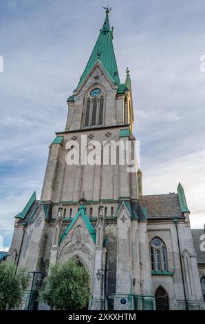 Vista della cattedrale di Kristiansand, Norvegia. La chiesa grigia in mattoni fu costruita in un disegno neogotico crociforme nel 1885 Foto Stock