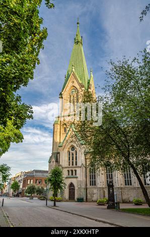 Vista della cattedrale di Kristiansand, Norvegia. La chiesa grigia in mattoni fu costruita in un disegno neogotico crociforme nel 1885 Foto Stock