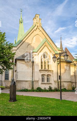 Vista della cattedrale di Kristiansand, Norvegia. La chiesa grigia in mattoni fu costruita in un disegno neogotico crociforme nel 1885 Foto Stock