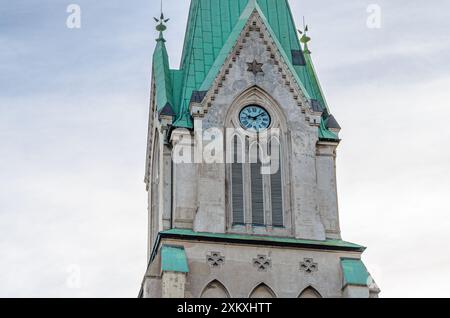 Vista della cattedrale di Kristiansand, Norvegia. La chiesa grigia in mattoni fu costruita in un disegno neogotico crociforme nel 1885 Foto Stock