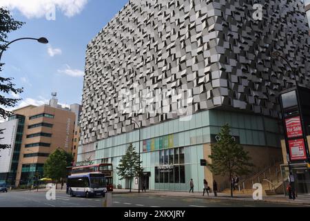 Il parcheggio Charles Street, nel centro di Sheffield, Inghilterra, Regno Unito, è noto come l'architettura dell'edificio Cheesegrater Metal Foto Stock