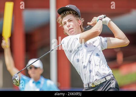 Bloomfield Hills, Michigan, Stati Uniti. 24 luglio 2024. Davis Hartwell di Klamath Falls, Oregon, esce dalla decima buca - South Course - durante il round del 64 al U.S. Junior Amateur Championship del 2024 all'Oakland Hills Country Club. (Credit Image: © Debby Wong/ZUMA Press Wire) SOLO PER USO EDITORIALE! Non per USO commerciale! Foto Stock