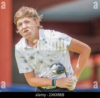 Bloomfield Hills, Michigan, Stati Uniti. 24 luglio 2024. Davis Hartwell di Klamath Falls, Oregon, guarda il suo tee sparato dalla decima buca - South Course - durante il round del 64 al U.S. Junior Amateur Championship del 2024 all'Oakland Hills Country Club. (Credit Image: © Debby Wong/ZUMA Press Wire) SOLO PER USO EDITORIALE! Non per USO commerciale! Foto Stock