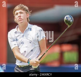 Bloomfield Hills, Michigan, Stati Uniti. 24 luglio 2024. Davis Hartwell di Klamath Falls, Oregon, esce dalla decima buca - South Course - durante il round del 64 al U.S. Junior Amateur Championship del 2024 all'Oakland Hills Country Club. (Credit Image: © Debby Wong/ZUMA Press Wire) SOLO PER USO EDITORIALE! Non per USO commerciale! Foto Stock