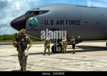 Gli avieri statunitensi assegnati al 169th Fighter Wing, South Carolina Air National Guard, arrivano al 156th Wing Airfield durante l'esercitazione Caribbean Fox presso la Muñiz Air National Guard base, Carolina, Porto Rico, 23 luglio 2024. Caribbean Fox è stato progettato per sfidare i partecipanti in scenari di addestramento dinamici durante un periodo di due settimane, oltre a offrire formazione personalizzata per soddisfare i requisiti critici di preparazione Agile Combat Employment (ACE). (Foto della U.S. Air National Guard di Airman 1st Class Gisselle Toro-Caraballo) Foto Stock